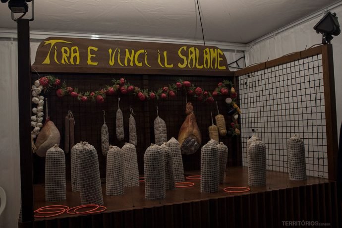 Barraca de jogo, ganha quem acerta os arcos nos salames
