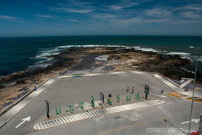 Ponta do Emir e uma das estações de ginástica espalhados pela orla
