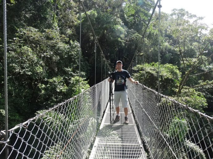 Eduardo na ponte suspensa