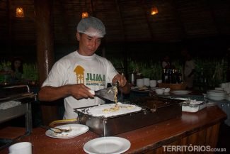 Cozinheiro pergunta qual o recheio enquanto prepara a tapioca Cozinheiro pergunta qual o recheio enquanto prepara a tapioca