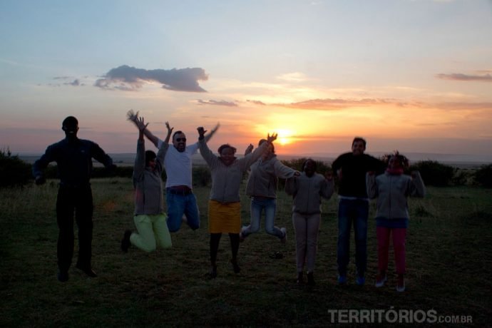 Brasileiros e quenianos se divertido ao pôr do sol em Maasai Mara