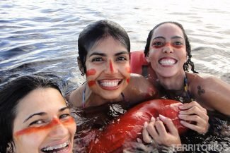 Três blogueiras curtindo muito o banho Três blogueiras curtindo muito o banho