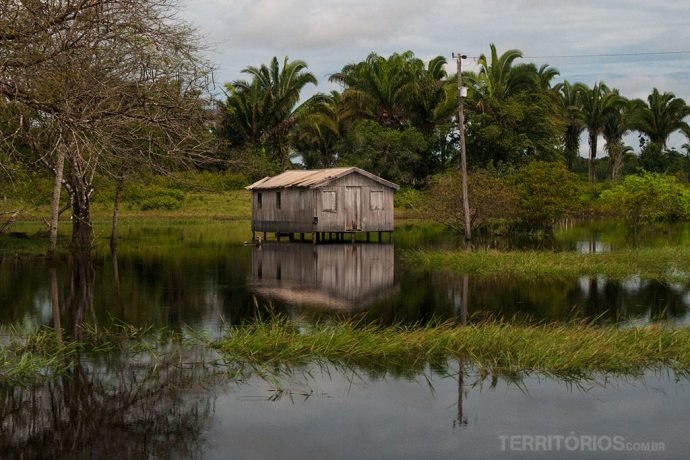 Palafitas desaparecem em época de chuvas