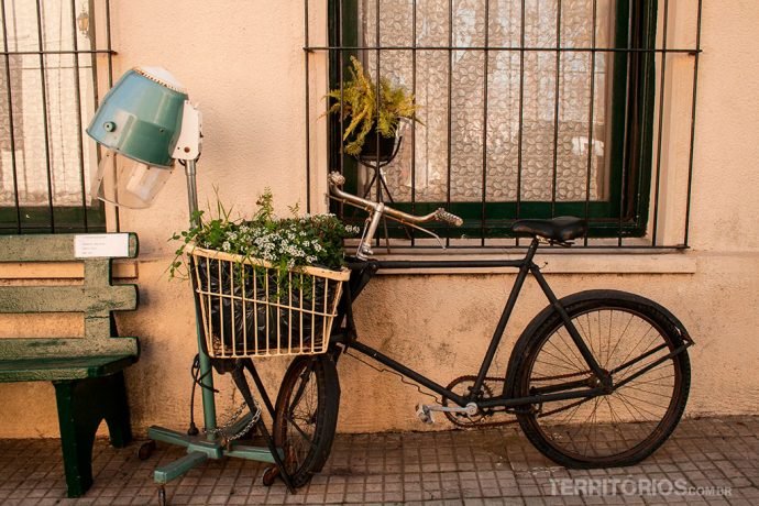 Muitas flores e detalhes nas ruas