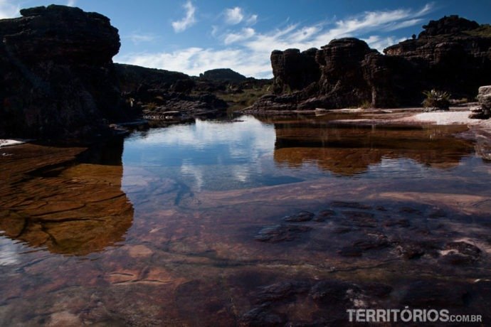 Jacuzzi entre formações rochosas pré históricas