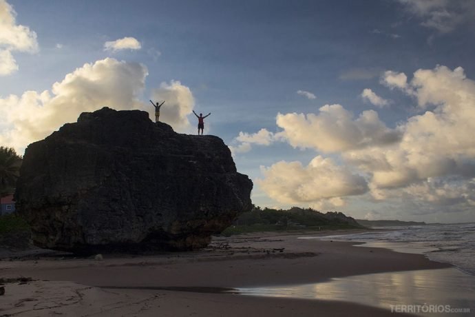 Quem escala esta pedra, encontra um banco para curtir o visual lá de cima. Em Cattlewash