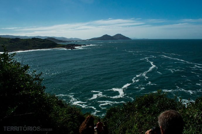 Dá para avistar até o morro da Guarda do Embaú, último a direita