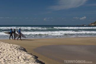 Surfistas com as roupas para aguentar o frio Surfistas com as roupas para aguentar o frio
