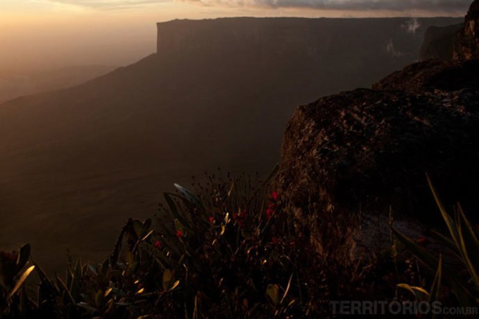 As luzes do fim de tarde e a tepui vizinho - Kukenán