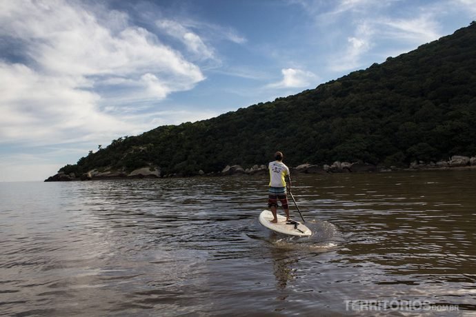 Leandro praticando SUP e vendo o parque por outro ângulo