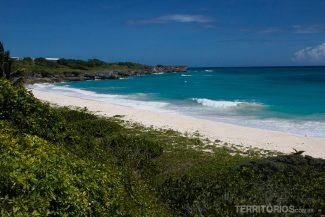 Long Beach completamente deserta, talvez pelo acesso ser por trilhas Praias perfeitas em Barbados