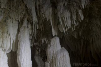 Caverna exibe estalactites úmidas e diferentes Caverna exibe estalactites úmidas e diferentes