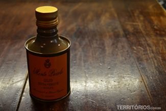 Trouxe algumas latinhas de azeite na mala Trouxe algumas latinhas de azeite na mala