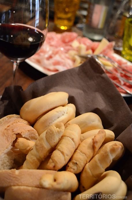 Vinho da casa, pães e frios na Osteria Al Guerriero Vinho da casa, pães e frios na Osteria Al Guerriero
