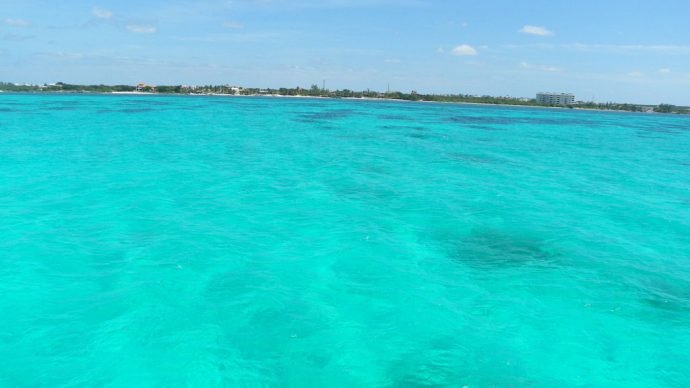 Azul incrível do mar do Caribe