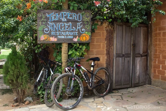 Ciclistas percorrendo a Estrada Real param no Tempero da Ângela