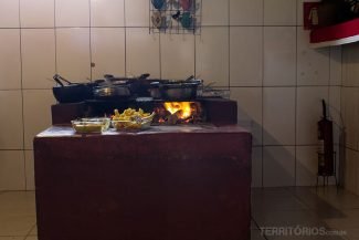 Fogão à lenha serve como mesa do buffet Fogão à lenha serve como mesa do buffet