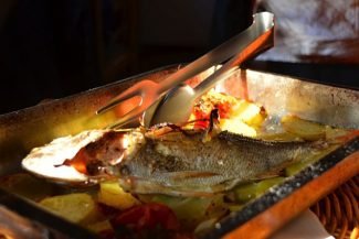 Peixe fresco do dia: o garçom trouxe o peixe cru e eu escolhi o que queria Peixe fresco do dia: o garçom trouxe o peixe cru e eu escolhi o que queria
