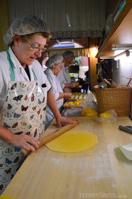 Passando o rolo e ensinando enquanto as outras colocavam recheio tortellino por tortellino Passando o rolo e ensinando enquanto as outras colocavam recheio tortellino por tortellino