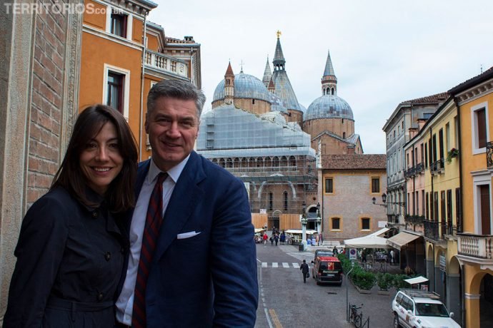 O simpático casal na sacada para O Santo