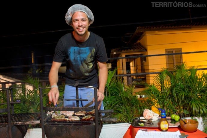 Chef argentino preparando o churrasco