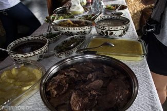Carnes, broa de milho e comida típica mineira Carnes, broa de milho e comida típica mineira