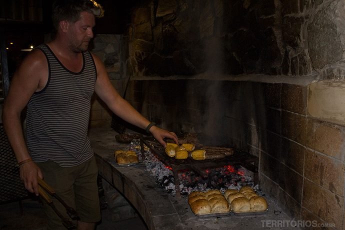 O churrasqueiro Alex preparando um Braai delicioso
