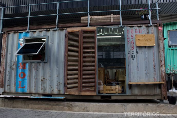 Lojas descoladas em containers