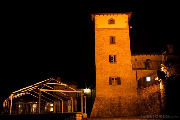Hotel em borgo reformado. Meu quarto era a janelinha no alto da torre