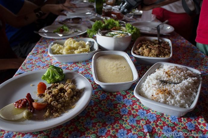 Mesa farta e típica no Villa de Brumal
