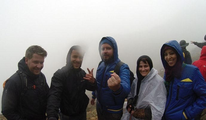 Alugamos casacos no hostel para subir o Sentinel Peak com chuva