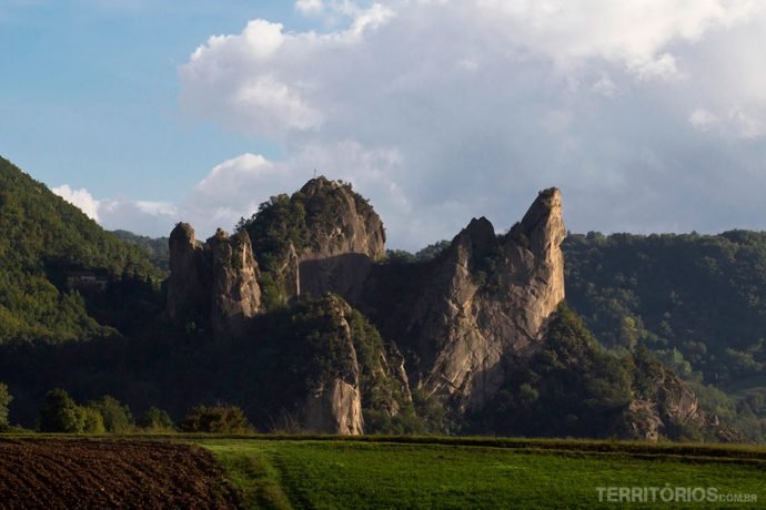 Formação rochosa parece pintura no Parco Sassi Di Roccamalatina