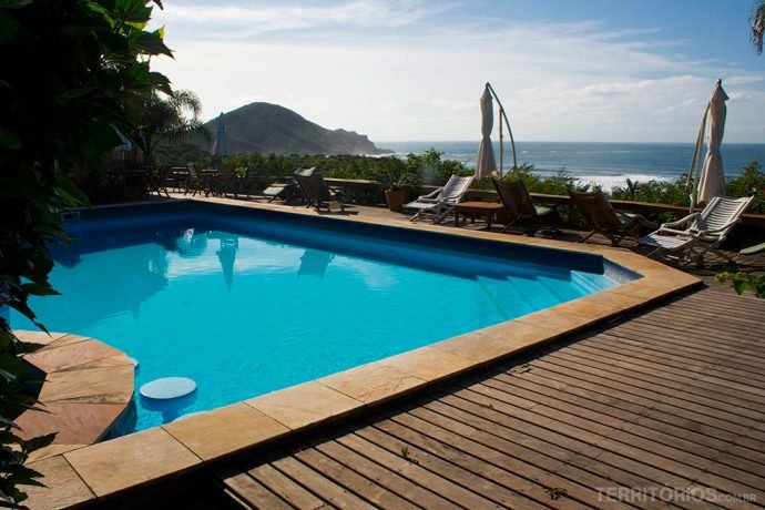 Piscina com vista para o mar