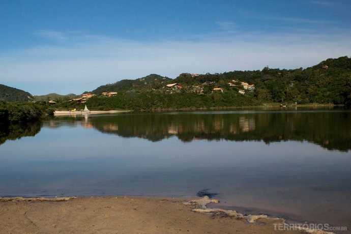 Curta caminhada margeando a lagoa para chegar a praia