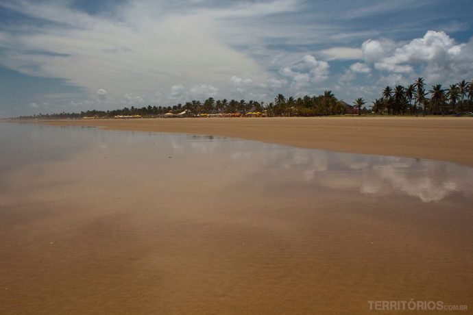 Neste ponto molhei os pés e olha distância até os coqueiros
