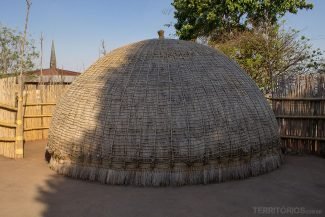 Oca tem porta bem pequena para o visitante se curvar quando entra Oca tem porta bem pequena para o visitante se curvar quando entra