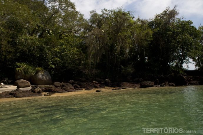 Mar cor de esmeralda ao redor da ilha