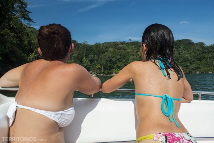 Passeio de lancha em dia perfeito