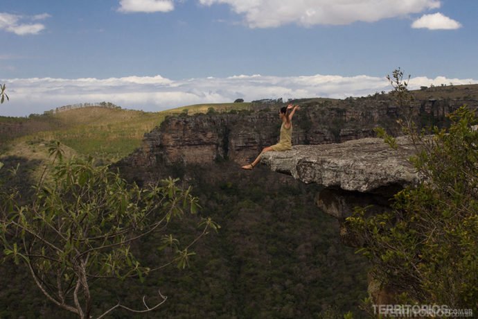 Cris delirando com o visual sentada na pedra estratégica