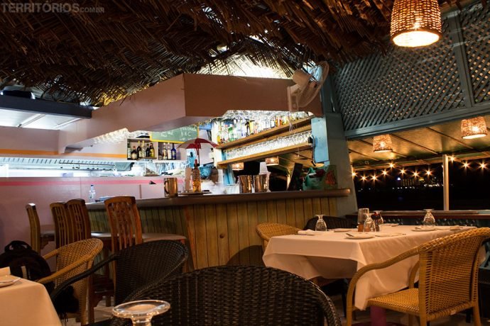 Pra quem vê de fora, restaurante parece uma barraca de pescador na beira da praia
