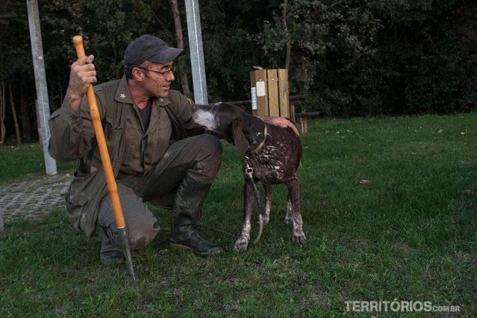 Tartufino e Laica em perfeita sintonia depois do trabalho bem sucedido. Bosco dela Panfilia, Santagostino, Ferrara, Emilia Romagna - Itália