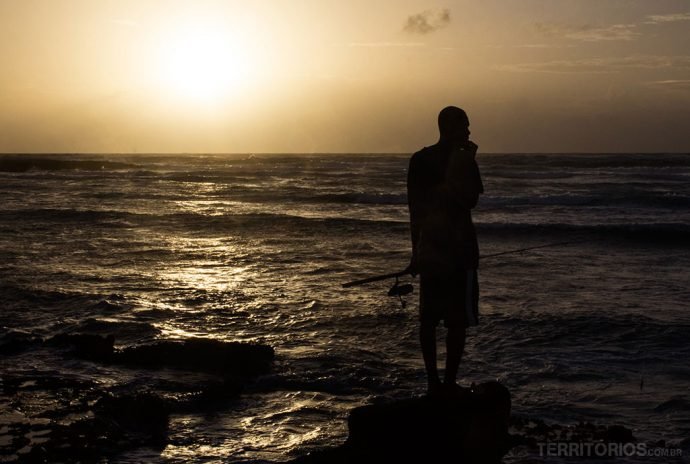 Apenas os pescadores locais no nascer do sol