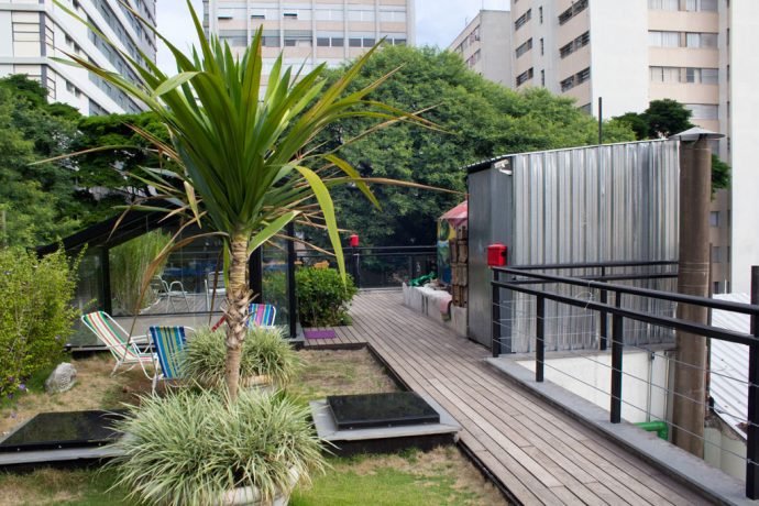 Roof top com muito verde e aberturas pra captar luz natural
