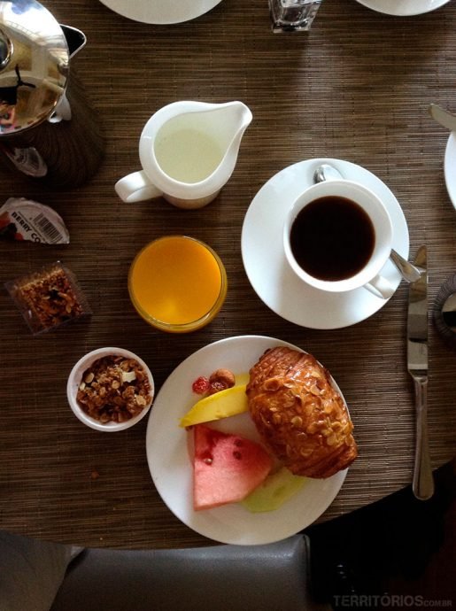 Café da manhã no restaurante do hotel