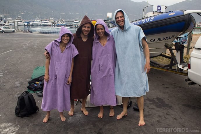 Eu, Guilherme, Cris e Steve trocando de roupa no estacionamento do porto