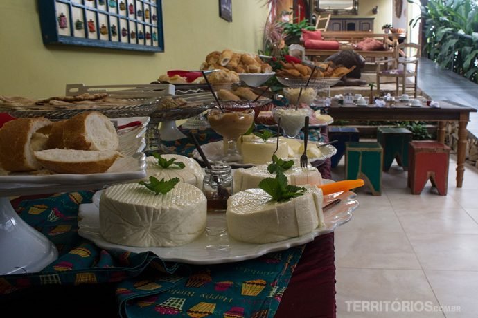 Uma das mesas de buffet do café da manhã