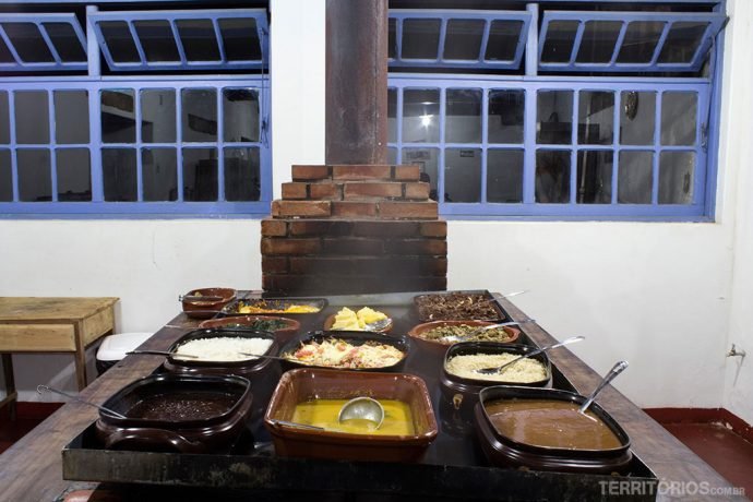 O jantar servido no fogão à lenha