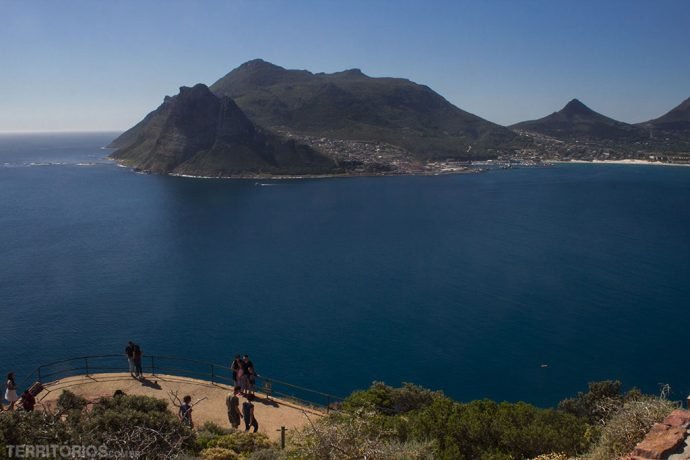 Vista de uma das pontas de Hout Bay em dia de sol sem nuvens. O porto fica bem ali na frente e o mergulho foi no lado esquerdo