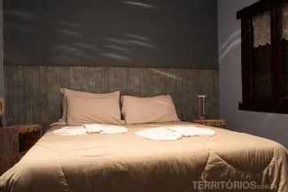 Pousada Buieié Cama ocupa quase todo o quarto na Pousada Buieié