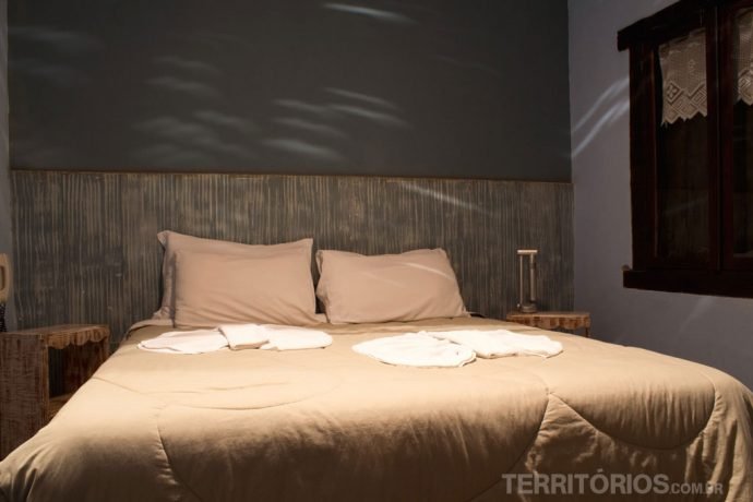 Cama ocupa quase todo o quarto na Pousada Buieié